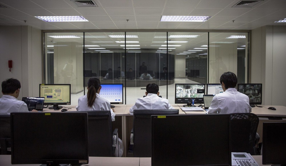 Nhân viên làm việc trước siêu máy tính tại Trung tâm siêu máy tính quốc gia ở Tế Nam, tỉnh Sơn Đông, ngày 17.10.2018. Ảnh: EPA-EFE
