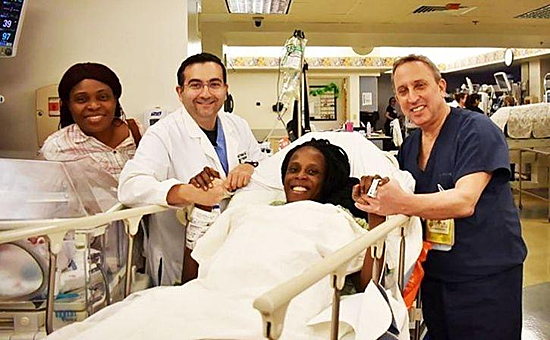 Người phụ nữ rạng rỡ chụp ảnh với y bác sĩ bệnh viện Texas sau khi sinh. Ảnh: Foxnews.