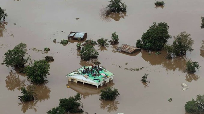 Nước ngập đến nóc nhà ở Beira. Ảnh: AFP