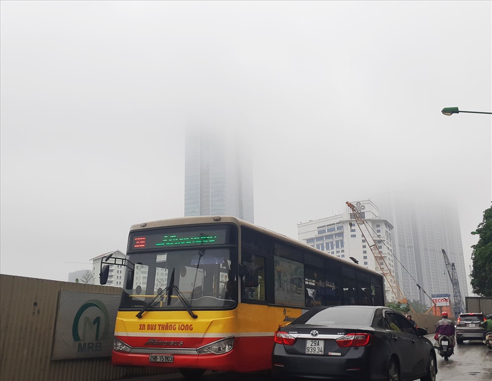 Theo Trung tâm Dự báo Khí tượng Thủy văn Trung ương, trong ngày 19/3, khu vực Hà Nội có nhiều mây, sáng có mưa nhỏ, mưa phùn; sau có mưa, mưa rào nhẹ và có nơi có dông. 