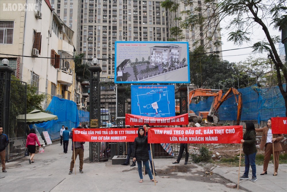  Cư dân tại một chung cư ở Hà Nội căng băng rôn phản đối chủ đầu tư. Ảnh: Phan Anh 