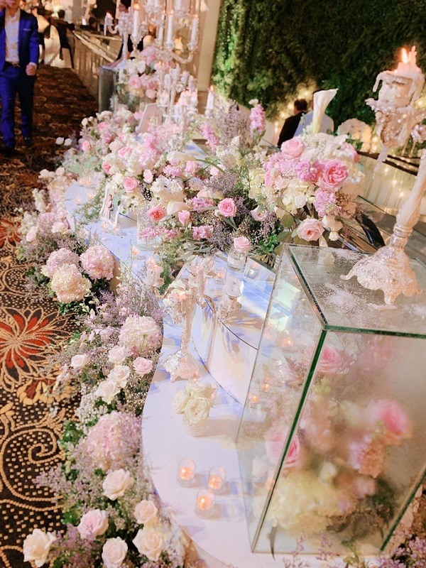 Khung cảnh đám cưới được trang trí bằng hoa tươi. 