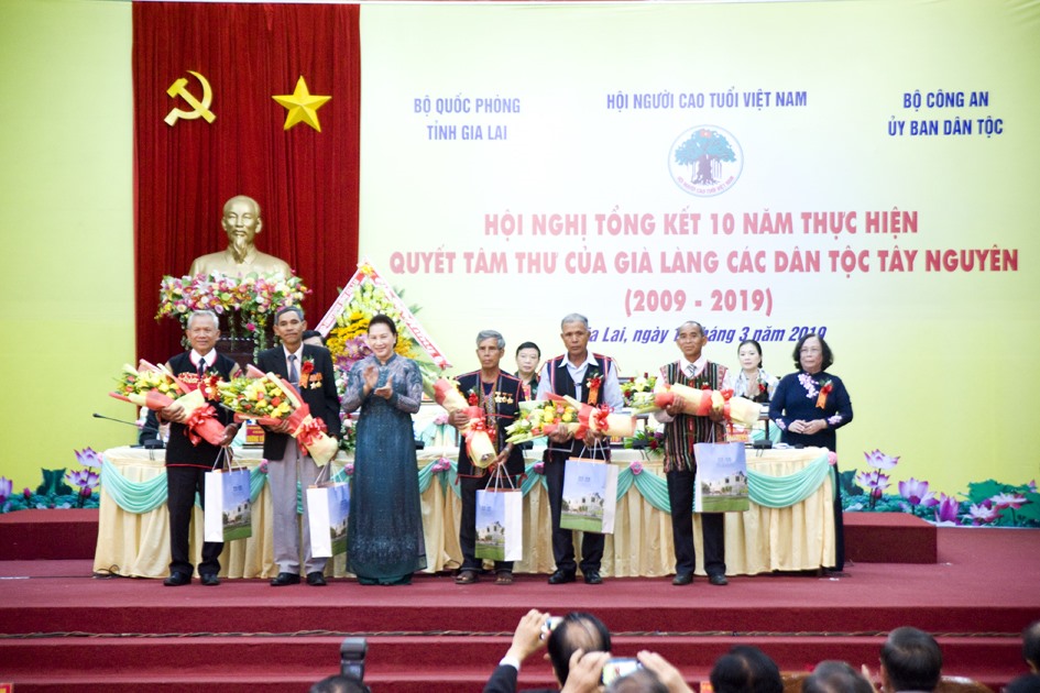 Chủ tịch Quốc hội Nguyễn Thị Kim Ngân trao quà cho các già làng tiêu biểu, có nhiều đóng góp cho địa phương. Ảnh Đ.V