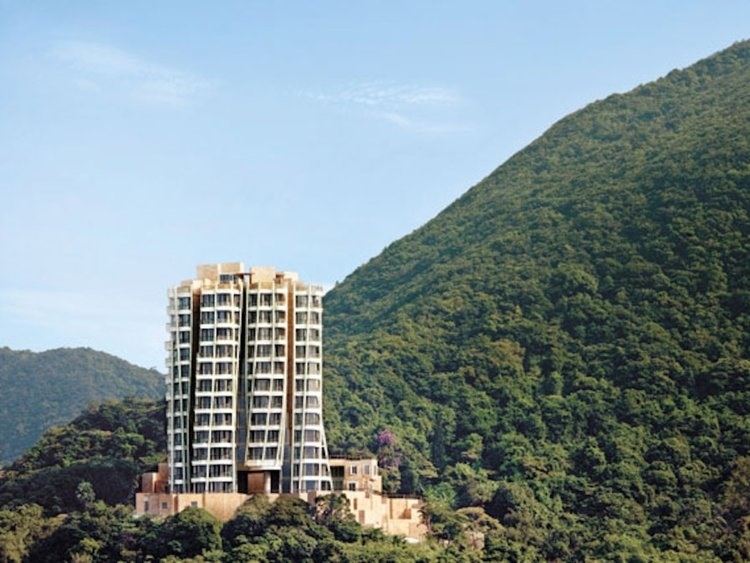Năm 2015, một căn hộ tại Opus Hong Kong – tòa chung cư tại The Peak đã được bán với giá 66 triệu USD – đắt nhất châu Á thời đó, nếu tính trên mét vuông.