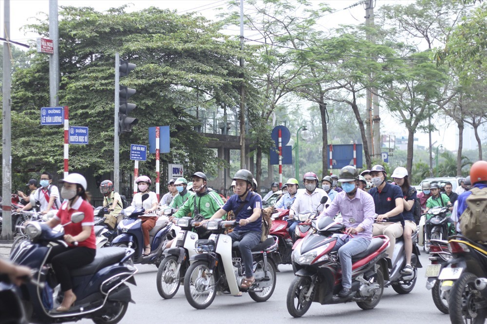 Phương tiện đi lại của nhiều người dân hiện nay vẫn là xe máy. Ảnh Trần Vương