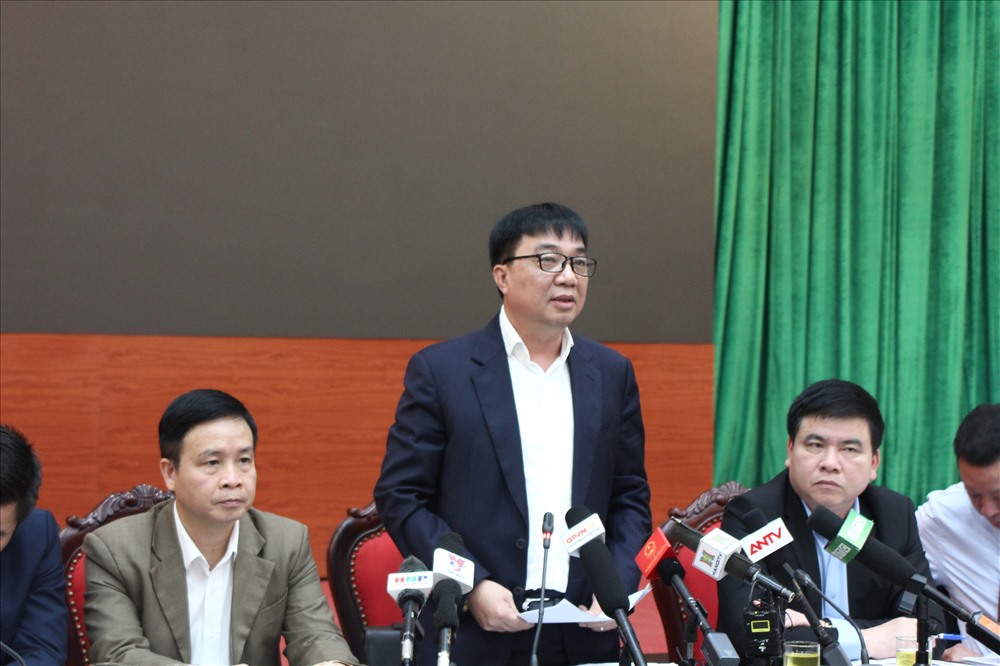 Giám đốc Sở GTVT Hà Nội Vũ Văn Viện trả lời câu hỏi của các cơ quan báo chí chiều 19.3. Ảnh Trần Vương