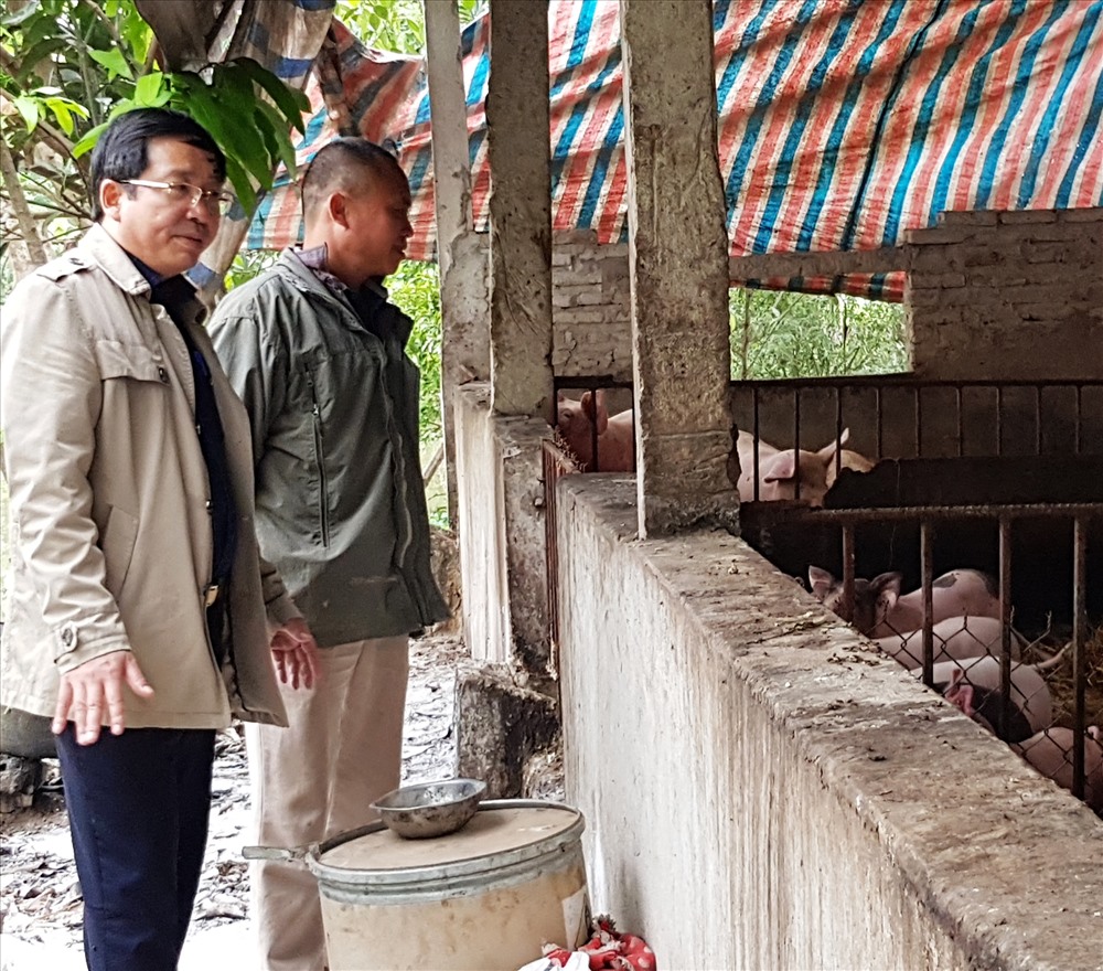 Ông Bùi Duy Quang, Chủ tịch UBND huyện Hoa Lư trực tiếp xuống các hộ dân để kiểm tra công tác phòng dịch. Ảnh: NT