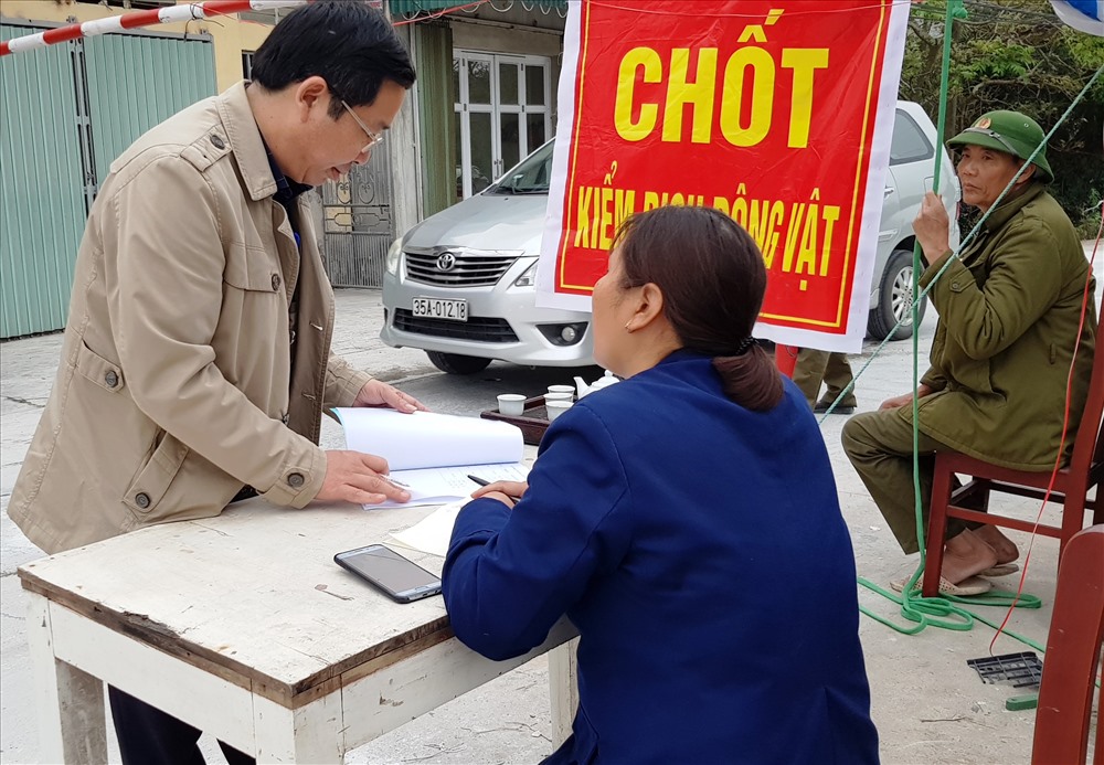 Ông Bùi Duy Quang, Chủ tịch UBND huyện Hoa Lư trực tiếp kiểm tra các chốt kiểm dịch. Ảnh: NT