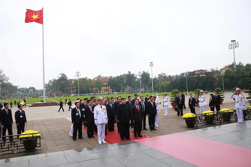 Trước khi vào Lăng viếng Chủ tịch Hồ Chí Minh, Chủ tịch Triều Tiên Kim Jong-un đã đặt vòng hoa tại đài tưởng niệm các anh hùng liệt sĩ. Ảnh: Hải Nguyễn. 