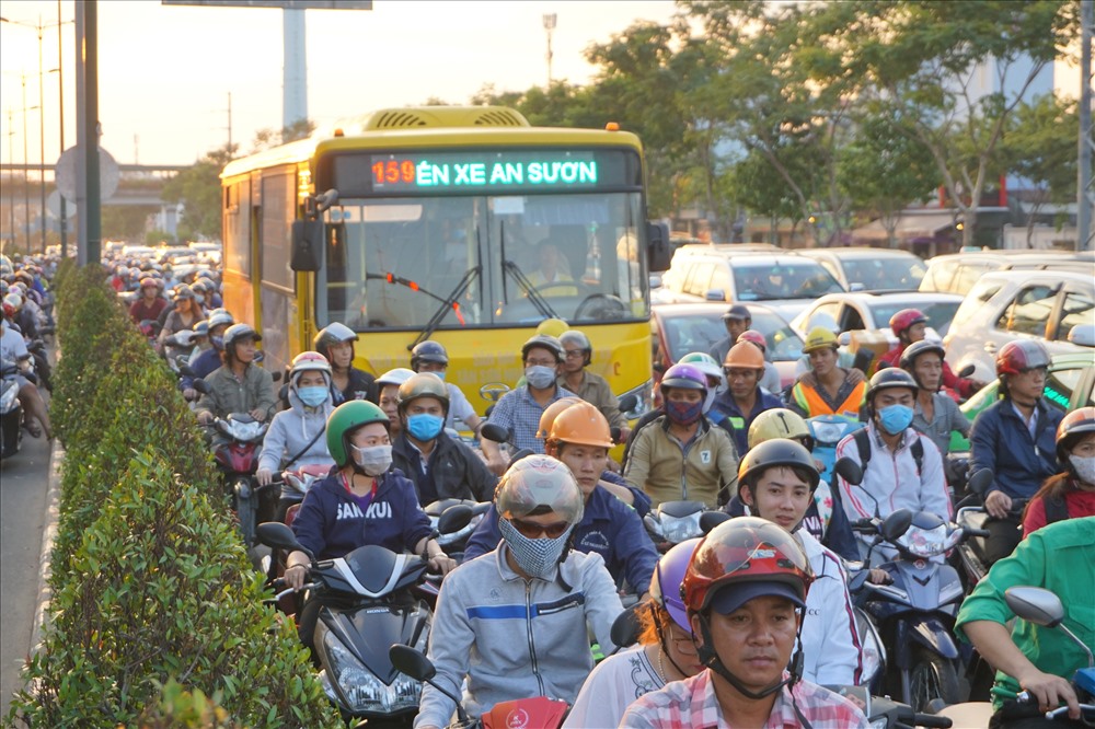 TPHCM muốn kéo người dân đi xe buýt để hạn chế xe cá nhân