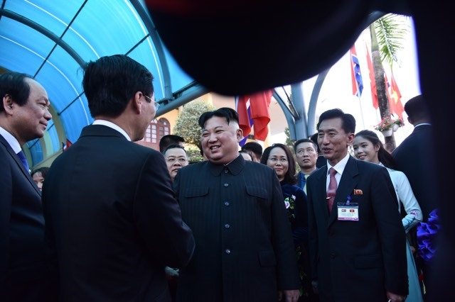 Ra tiễn Chủ tịch Triều Tiên Kim Jong-un tại ga Đồng Đăng có ông Võ Văn Thưởng, Ủy viên Bộ Chính trị, Bí thư Trung ương Đảng, Trưởng Ban Tuyên giáo Trung ương; ông Mai Tiến Dũng, Ủy viên TW Đảng, Bộ trưởng, Chủ nhiệm Văn phòng Chính phủ; bà Phạm Thanh Hà, Phó Chủ nhiệm Văn phòng Chủ tịch nước; ông Lê Hoài Trung, Ủy viên TW Đảng, Thứ trưởng Bộ Ngoại giao; ông Nguyễn Mạnh Cường, Phó Trưởng ban Đối ngoại TW; Bà Lâm Thị Phương Thanh, Ủy viên TW Đảng, Bí thư Tỉnh ủy Lạng Sơn cùng các đồng chí lãnh đạo tỉnh Lạng Sơn và đông đảo đồng bào các dân tộc, lực lượng vũ trang tỉnh Lạng Sơn. Ảnh: M.N. 