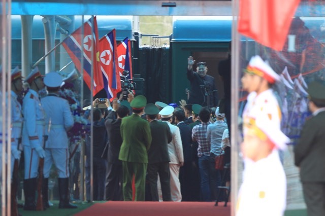 Chủ tịch Triều Tiên Kim Jong-un vẫy chào người dân khi lên tàu bọc thép về nước. Ảnh: ST.