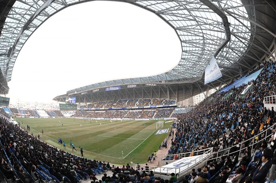 Khán đài sân Incheon chật kín khán giả tới cổ vũ đội bóng và Công Phượng. Ảnh Incheon United