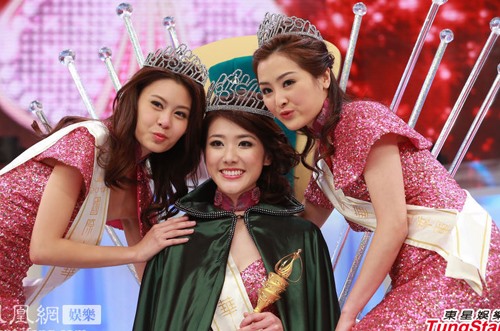 Hoa hậu Quốc tế Trung Hoa 2013 Đặng Bội Nghi được cho từng là nạn nhân của nạn quấy rối tình dục. Cô được miêu tả đăng quang trong cuộc thi sắc đẹp, quen để tóc ngắn và từng bị chấn thương thắt lưng trên phim trường. 