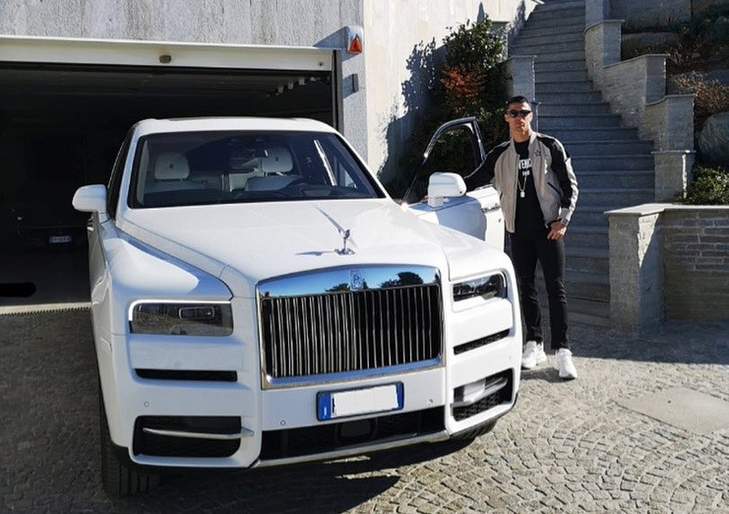 Ronaldo mua siêu xe Rolls-Royce Ghost giá 10 tỷ đồng để tự thưởng cho bản thân. 