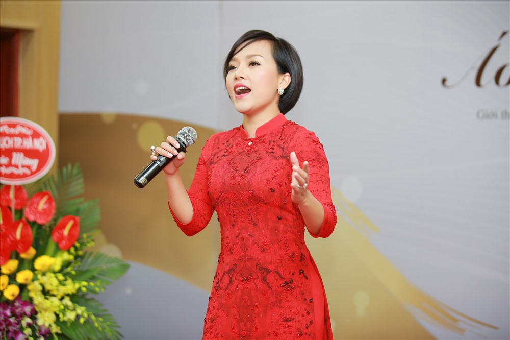 Ca sĩ Thái Thuỳ Linh biểu diễn trong chương trình. 