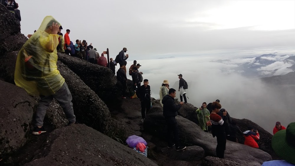 Du khách ngắm mây trên đỉnh thiêng Yên Tử. Ảnh: Nguyễn Hùng