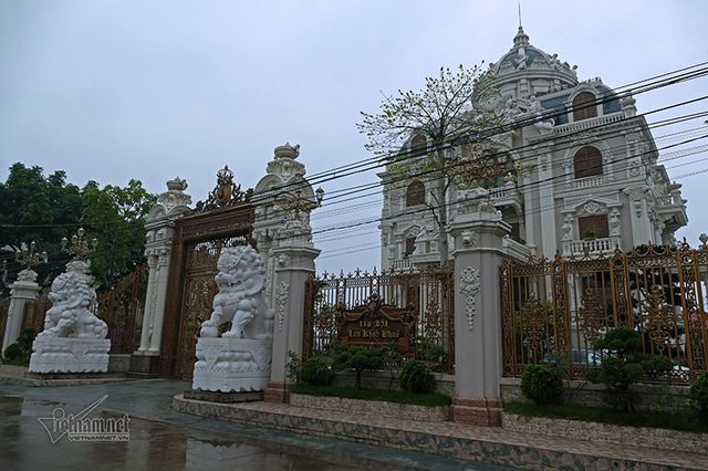 Tòa lâu đài mang tên Lan Khoa Khuê nằm ở vị trí đắc địa của xã Hải Minh, Hải Hậu, Nam Định được xây trong 9 năm. Đến nay lâu đài vẫn đang trong quá trình hoàn thiện. 