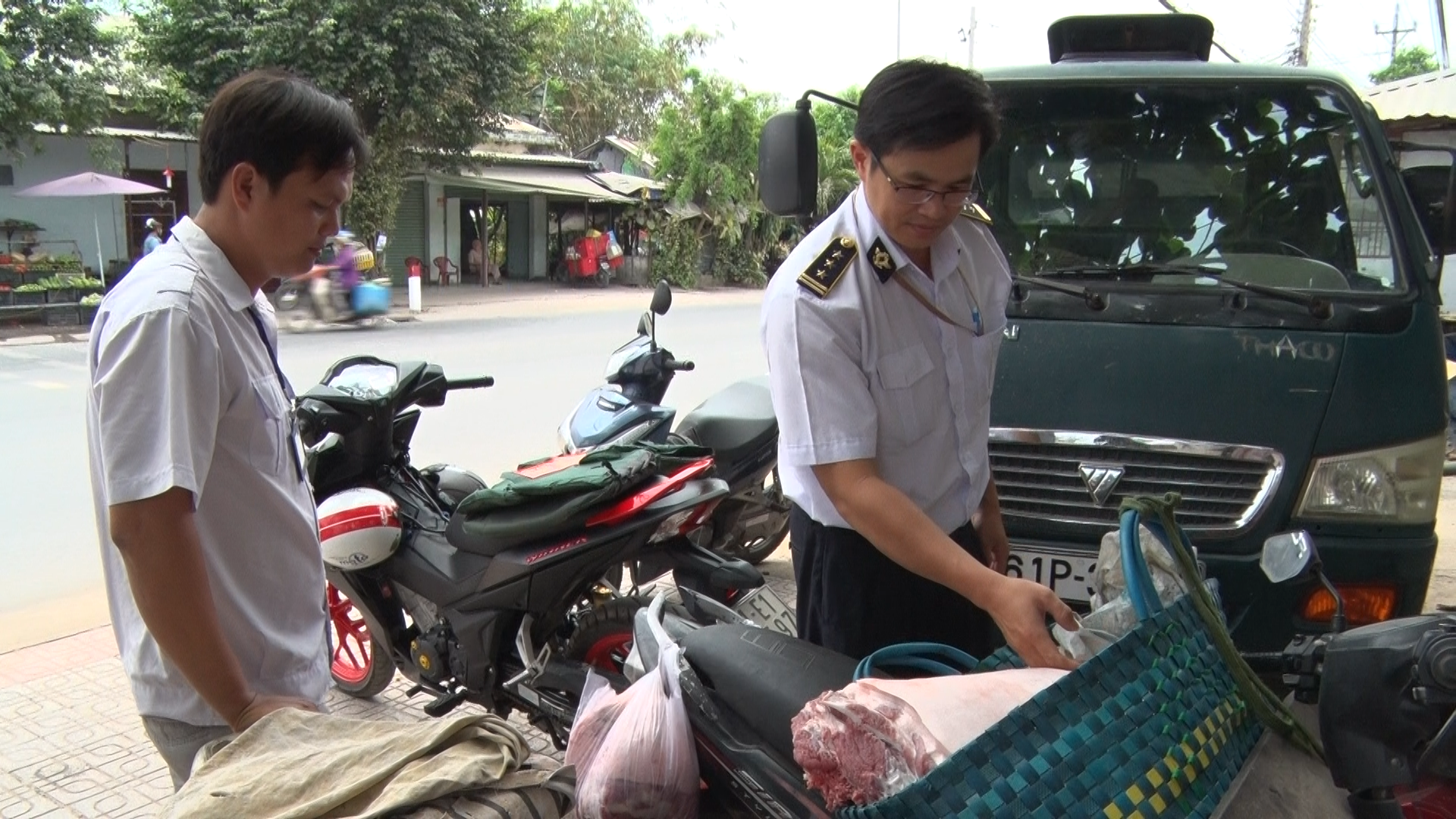 Thịt heo vận chuyển bằng xe máy từ Đồng Nai sang Bình Dương không dấu kiểm dịch, không đảm bảo vệ sinh thú y bị đoàn kiểm tra kiên ngành bắt giữ.