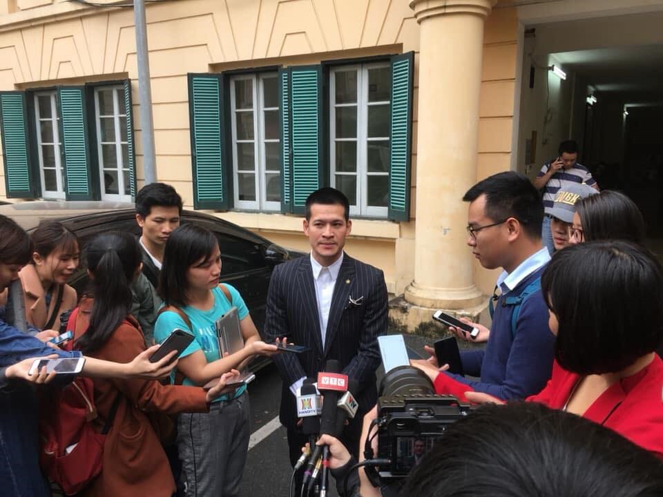 Nhiều PV phỏng vấn đạo diễn Việt Tú sau khi tòa tuyên án.