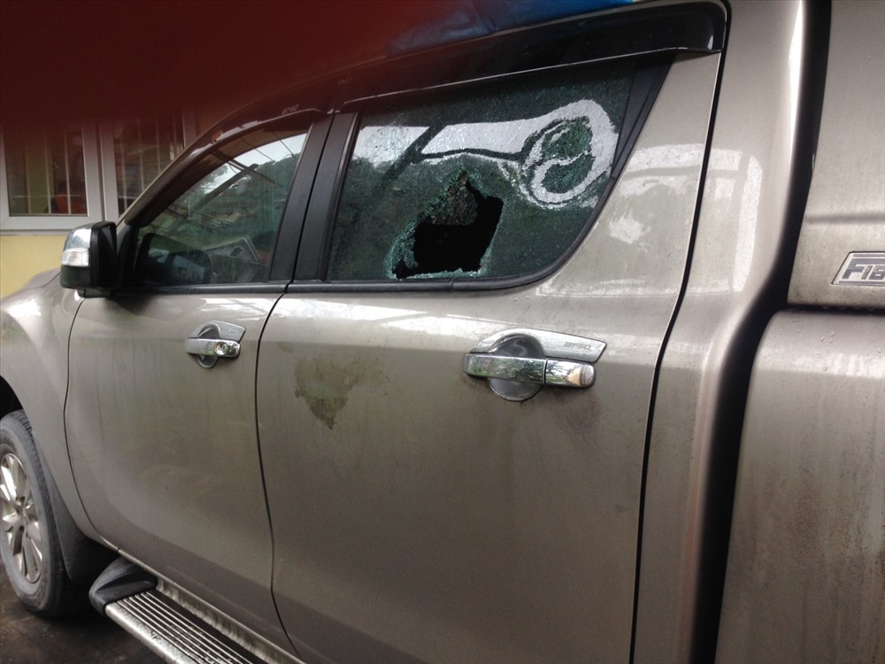Một chiếc xe bán tải cũng bị đập kính, khoắng đồ bên trong. Ảnh: T.N.D