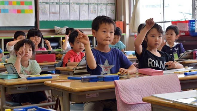 Nhật Bản buộc phải đóng cửa nhiều trường học tránh tình trạng ngộ độc thực phẩm lan rộng. Ảnh: CNN.