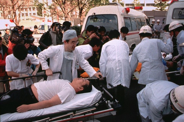 Nhân viên y tế khẩn trương chuyển các nạn nhân bị thương đến bệnh viện. (Ảnh: AP)