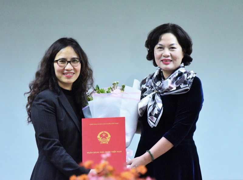 Phó Thống đốc NHNN Nguyễn Thị Hồng trao quyết định bổ nhiệm Phó Vụ trưởng Vụ Hợp tác quốc tế