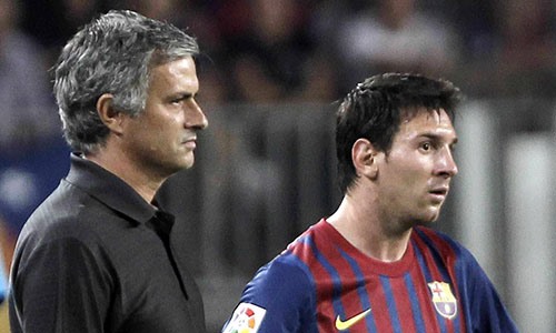 Mourinho từng dẫn dắt nhiều đội bóng đối đầu với Messi và Barca. Ảnh Reuters