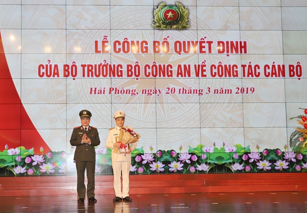 Thượng tướng, thứ trưởng Bộ Công an Nguyễn Văn Thành trao quyết định bổ nhiệm giám đốc CATP Hải Phòng cho đại tá Lê Ngọc Châu - ảnh PT