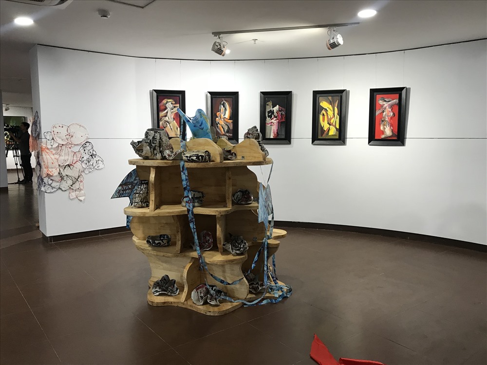 Chiều 20.3, Sở Văn hóa & Thể thao TP Đà Nẵng phối hợp với Bảo tàng mỹ thuật Đà Nẵng đã khai mạc buổi triển lãm mỹ thuật đương đại với chủ đề “Chiếc cầu - Bridge”.