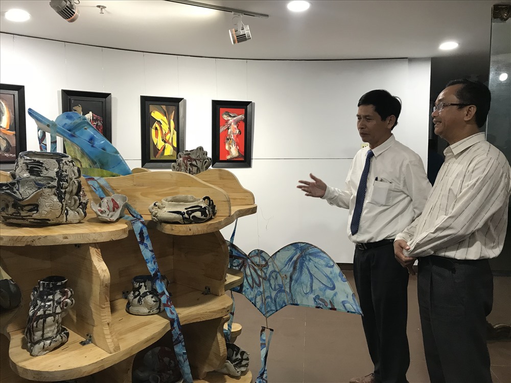 Ông Huỳnh Văn Hùng (trái) - Giám đốc Sở Văn hóa & thể thao TP Đà Nẵng tại buổi triển lãm.