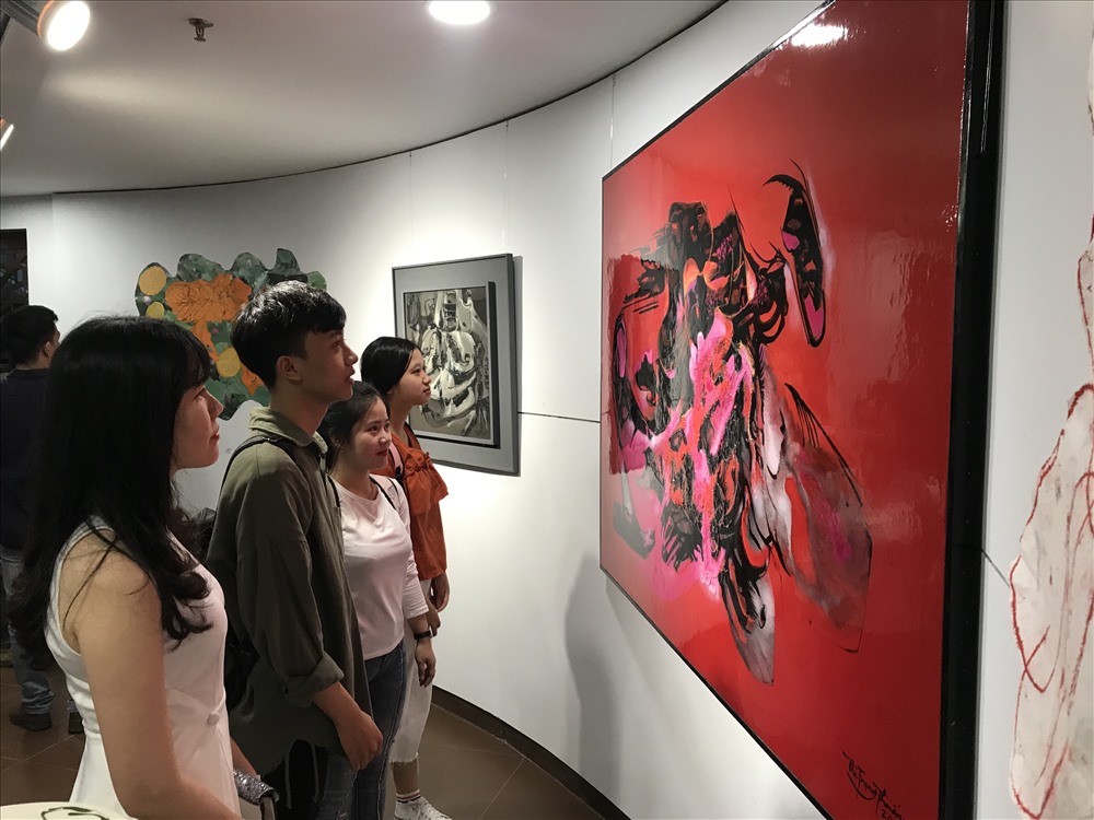 Người dân và du khách yêu nghệ thuật chiêm ngưỡng những bức tranh tại triển lãm.