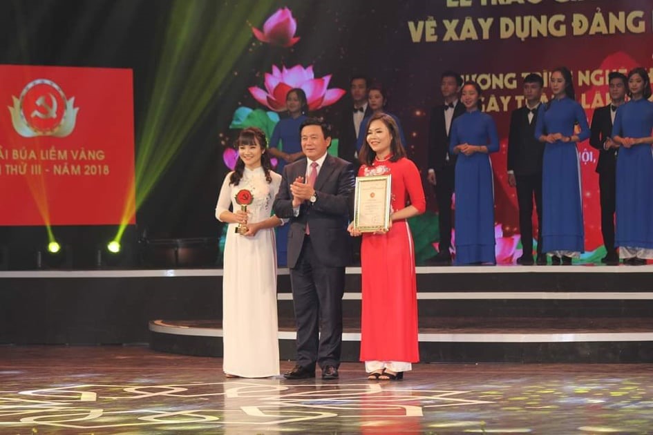 Chu Thùy Trang (phải) và Nguyễn Thị Bích Ngọc (trái) chủ nhân giải thưởng “tác phẩm xuất sắc nhất của tác giả trẻ tuổi” tại Giải Búa liềm vàng 2018.