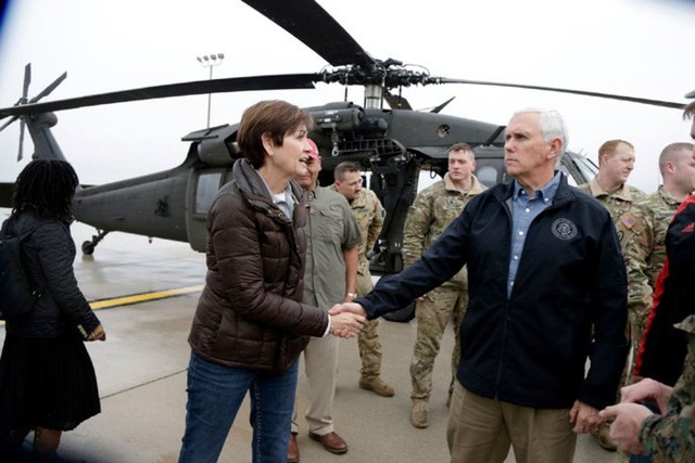 Chiều 19/3, Phó Tổng thống Mỹ Mike Pence đã có chuyến thị sát các khu vực bị ảnh hưởng vì lũ lụt để đánh giá tình hình.