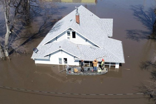 Ở một số khu vực, nước ngập sâu gần chạm đến mái nhà. 