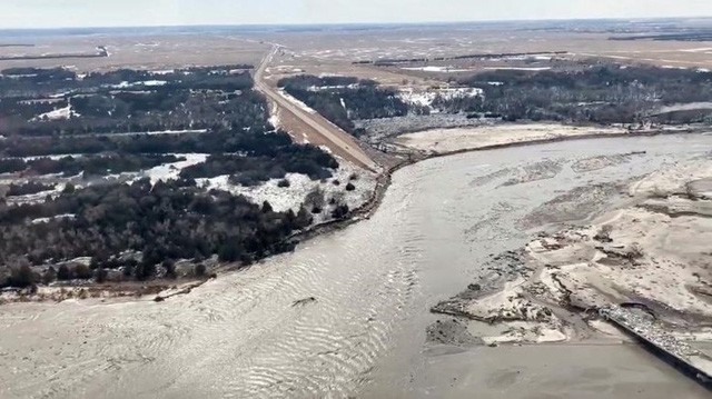 Nước lũ cắt ngang đường cao tốc 281 ở Nebraska.Theo dự báo của các chuyên gia khí tượng, trong tuần này, mực nước tại các sông ở bang Iowa và Mississippi có thể sẽ đạt mức đỉnh.