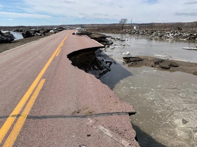 Một đoạn đường bị sạt lở nặng vì nước lũ ở Nebraska. 