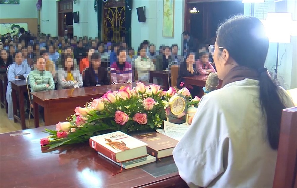 Bà Phạm Thị Yến trong một buổi rao giảng.