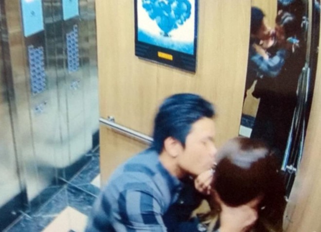 Hình ảnh Đỗ Mạnh Hùng ép cô gái để hôn trong thang máy.