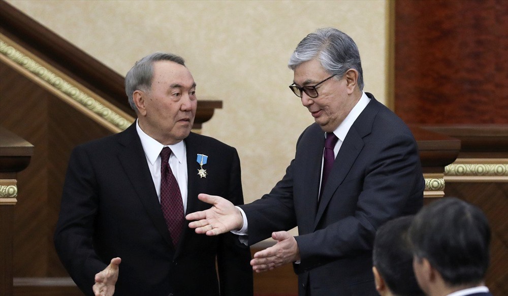 Ông Kassym-Jomart Tokayev (phải) và người tiền nhiệm Nursultan Nazarbayev trong phiên họp quốc hội ngày 20.3. Ảnh: Reuters