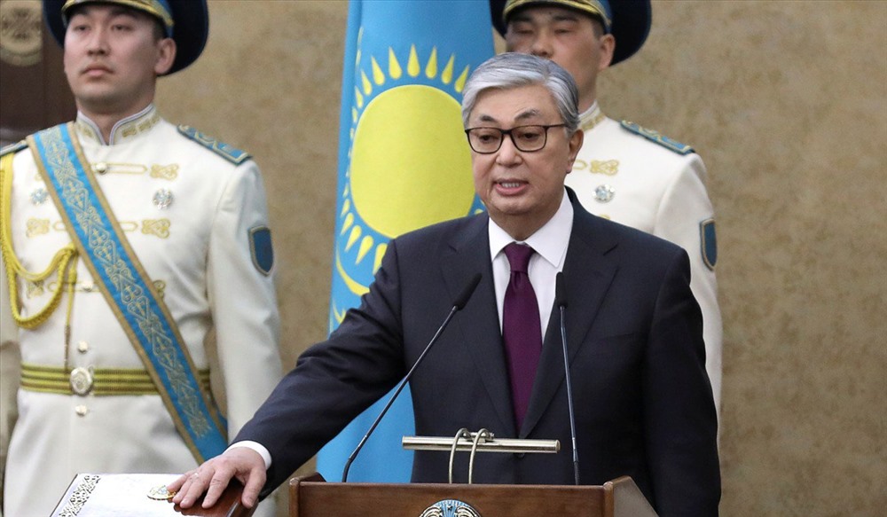 Tổng thống lâm thời Kassym-Jomart Tokayev tuyên thệ nhậm chức. Ảnh: Reuters