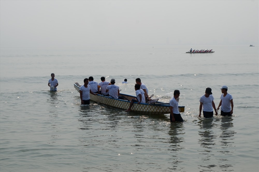Ngư dân chuẩn bị cho phần đua thuyền truyền thống