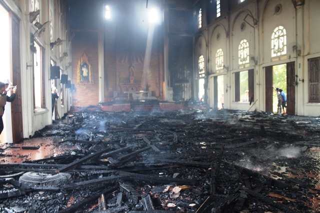 Trần nhà bằng gỗ bị cháy hoàn toàn sập xuống nền gạch trong giáo đường
