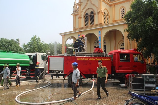 Xe cứu hỏa huy động đến để chữa cháy