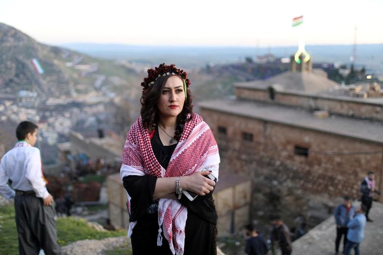 Người phụ nữ Kurd chụp hình trong lễ hội mùa xuân Newroz ở thị trấn Akra gần Duhok, Iraq Kurdistan. Ảnh: Reuters.