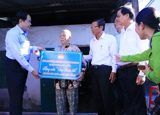 Chủ tịch Trần Thanh Mẫn trao tặng nhà Đại đoàn kết cho một số gia đình khó khăn trên địa bàn.  