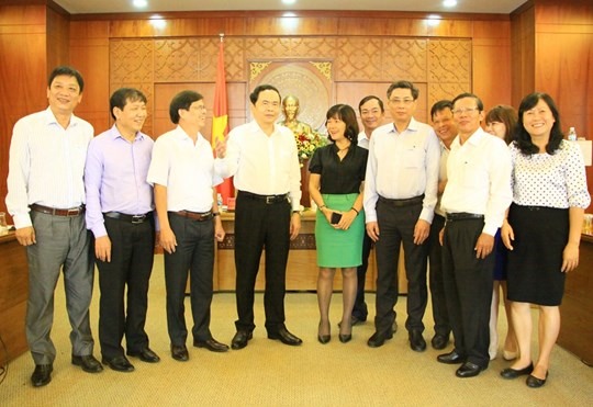 Chủ tịch UBTƯ MTTQ Việt Nam Trần Thanh Mẫn trò chuyện với đại biểu tham dự buổi làm việc.  