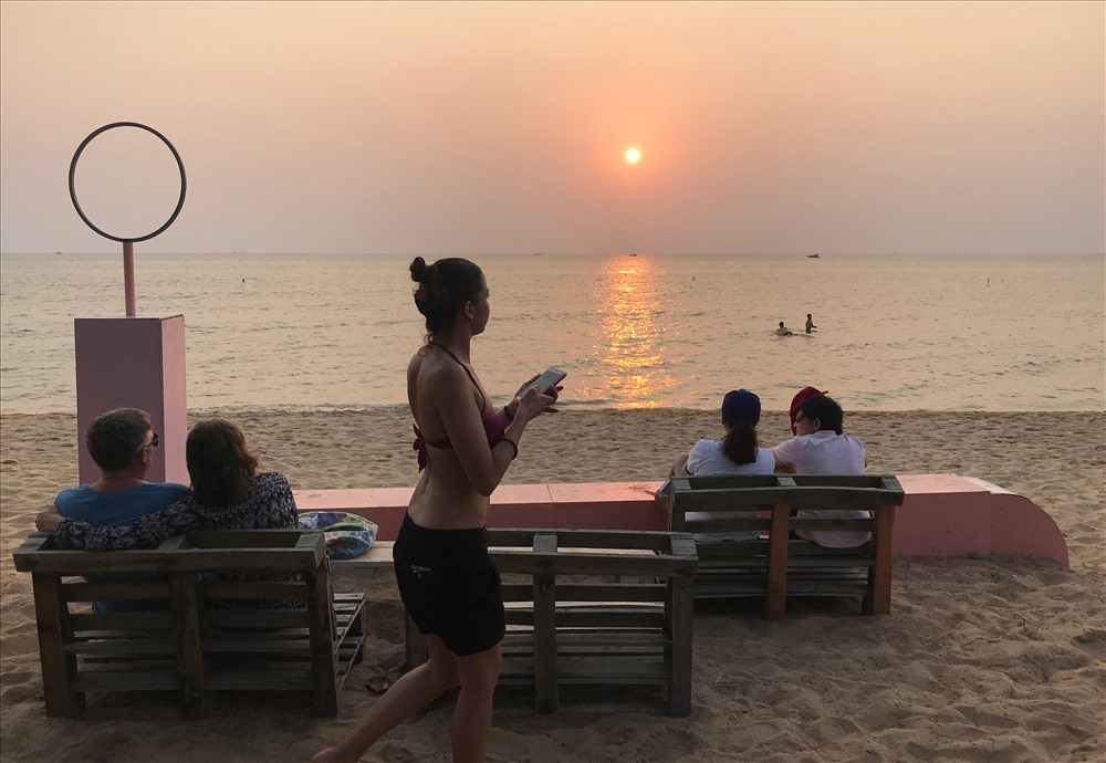 Du khách trải nghiệm ngắm hoàng hôn trên biển