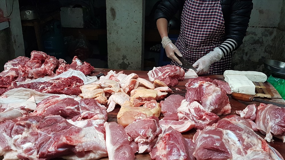 Giá thịt lợn trên thị trường vẫn ở mức cao dù giá lợn hơi liên tục “lao dốc“. Ảnh: Kh.V